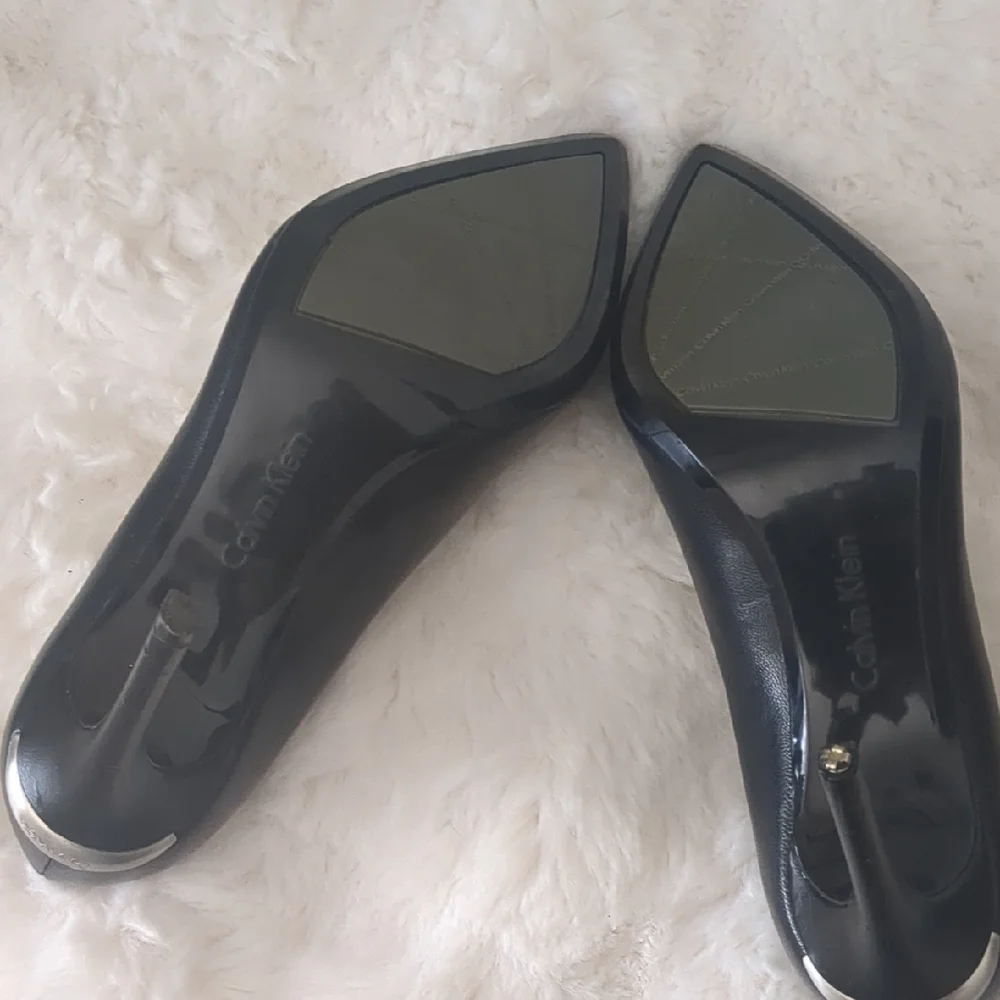 Calvin Klein Black Heels with Pointed Toe and Stiletto Design - Picture 5 of 6